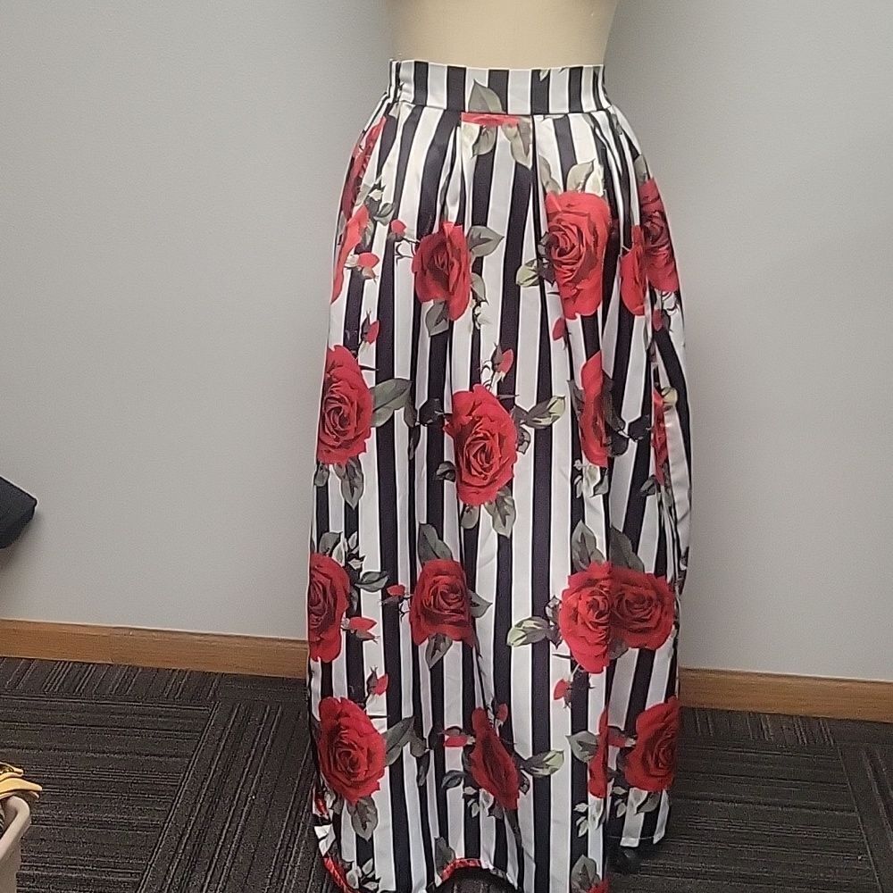 Maxi skirt size Small, Elastic Back. Pockets